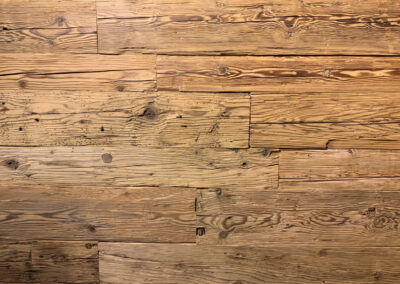 Gehackte Altholz-Bretter mit antiken Wurmlöchern und schöner Maserung