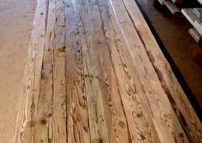 Stapel gehackte Altholz-Bretter in praktischen Heimwerkerlängen für den einfachen Transport und DIY-Projekte