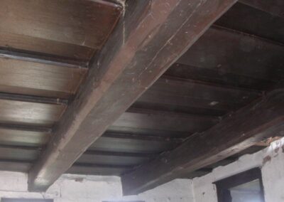 Nahaufnahme der Schnitzereien und Profile einer antiken Kassettendecke, die die hohe handwerkliche Qualität verdeutlicht.