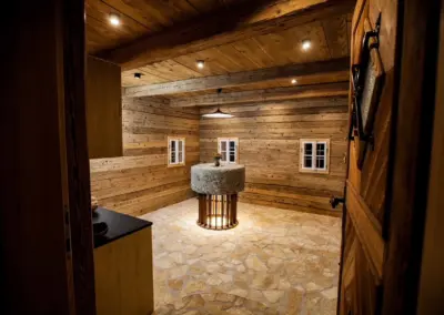 Showroom mit handgehackter Altholzwand und Altholzdecke im Weingut Karl Melcher