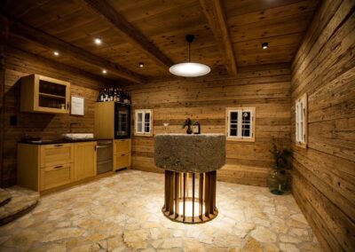 Showroom mit handgehackter Altholzwand und Altholzdecke im Weingut Karl Melcher