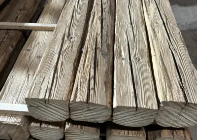 Zweite Detailaufnahme der kurzen Altholz-Sparren aus einem anderen Winkel, die die verschiedenen Schattierungen und Strukturen zeigt.