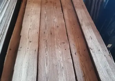 Großer Stapel handgehackter und gebürsteter Altholzbretter, speziell sortiert als Dachschalung für den hochwertigen Innenausbau.