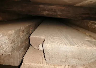 Nahaufnahme von Altholz-Dübelbäumen, gebürstete Oberfläche, fertig zur Weiterverarbeitung