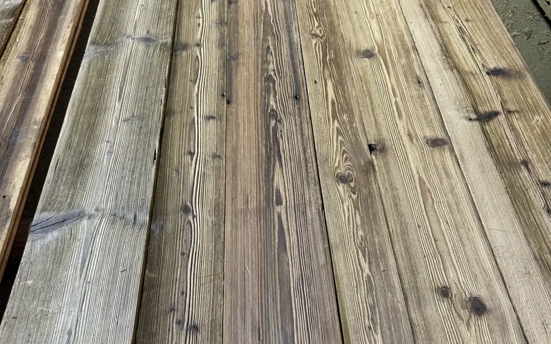 Sonnenverbrannte Altholzbretter